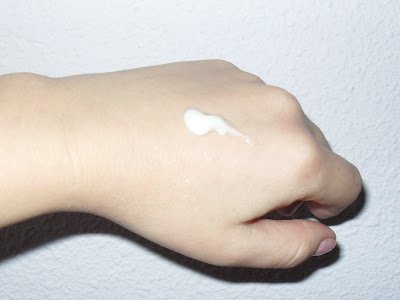 textura del el limpiador facial 3 en 1 de Apivita