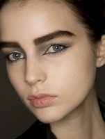 modelo con cejas gruesas
