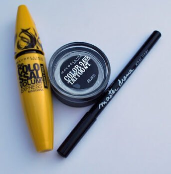 smokey eye con productos de maquillaje de maybelline