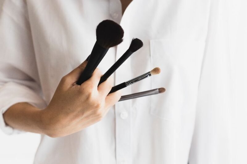 limpiando brochas de maquillaje con jabón y agua