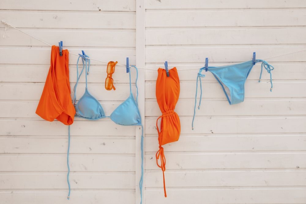 Bikinis secándose a la sombra para evitar infecciones