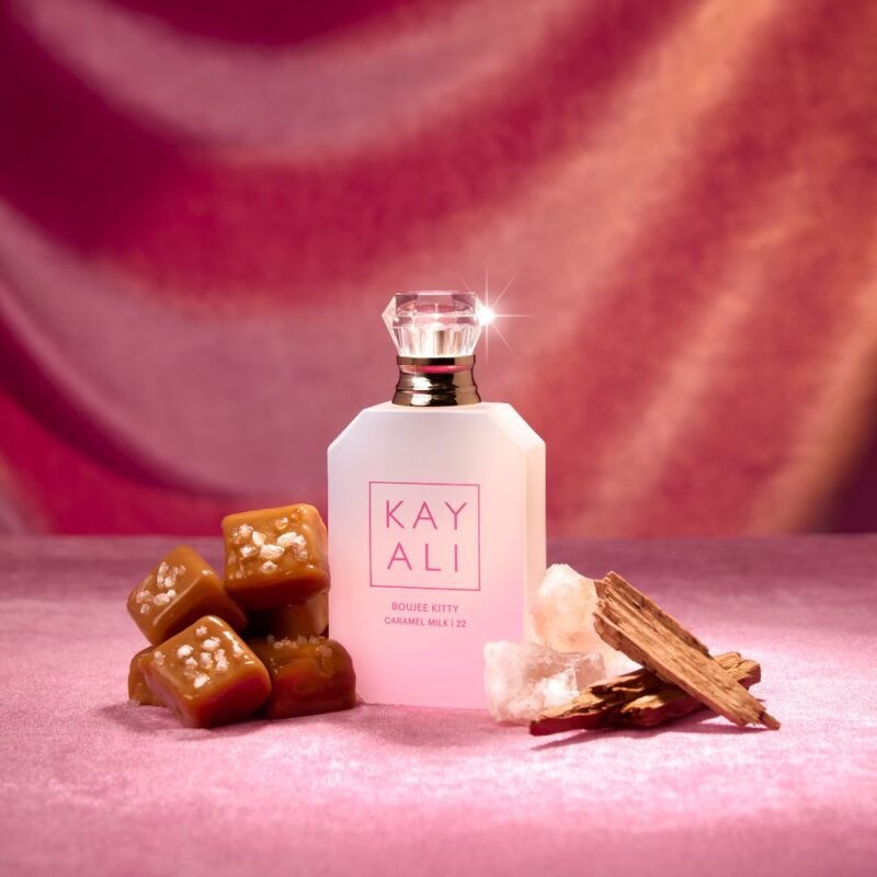 Boujee Kitty Caramel Milk 22 de Kayali, frasco y caja