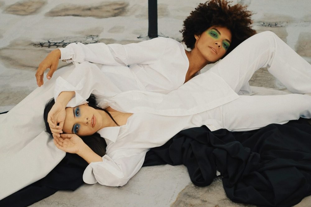 Modelo luciendo prenda de la nueva colección de Karl Lagerfeld con estilo vanguardista