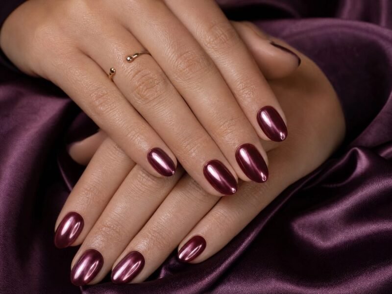 colores de uñas tendencia otoño 2026 - borgoña, chocolate, verde bosque
