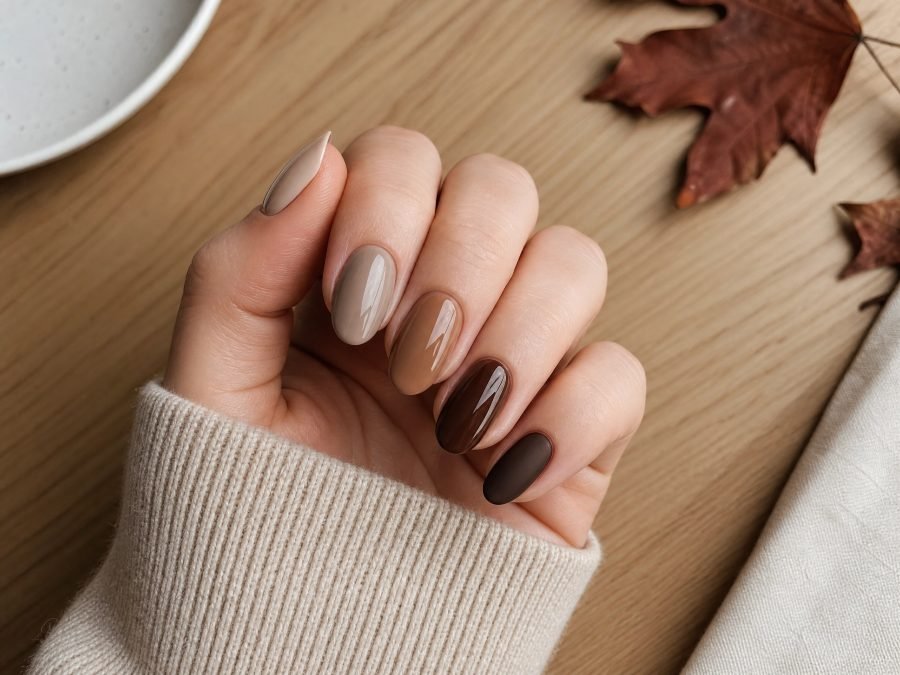 colores de uñas tendencia otoño 2026 - borgoña, chocolate, verde bosque