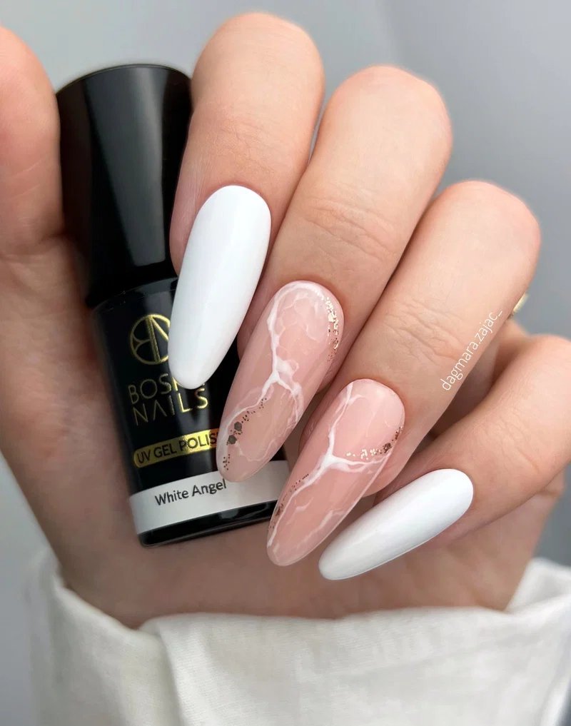 manicura blanco milkness con efecto glitter en las uñas