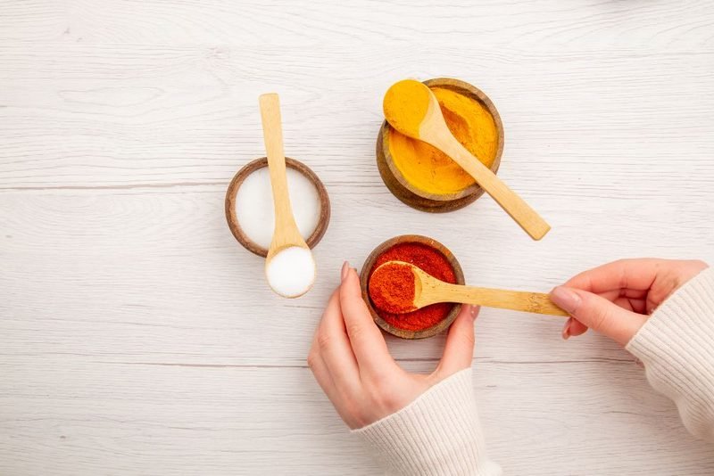 Polvos de henna, índigo y cassia en pequeños cuencos para preparar un tinte vegetal